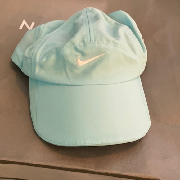 Nike Accessories - Nike featherlight hat